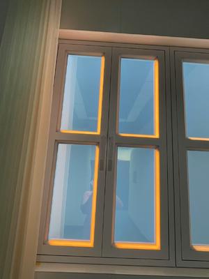 Lumière de fenêtre artificielle intelligente, IRC 95, montage mural L1332*L781*H66mm, contrôlée par application et télécommande pour une ambiance naturelle